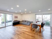 Lichterfülltes Familienleben mit Kamin und großem Balkon...