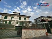 LICOLA VILLA CON PISCINA PRIVATA E GARAGE