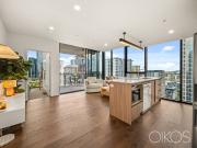 LIFE ABOVE THE CITY: 25TH FLOOR WITH ICONIC CITY VIEWS