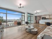 Light, airy executive apartment with blockbuster views