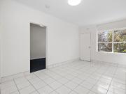 LIGHT AND BRIGHT APARTMENT IN BOUTIQUE BLOCK!