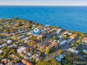 Light, Bright and Airy – Walk to Flynns Beach