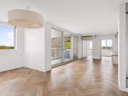 Light filled apartment / city and harbour views /...