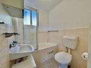 Light Filled Apartment In Convenient Location