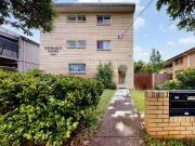 Light Filled Apartment in Prime Windsor Location