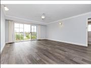 Light Filled Apartment with Secure Parking – Walk to...