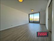 Light Filled Apartment with Study