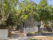 Light Filled Living in a Leafy Pocket