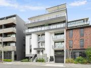 Light filled split level apartment with stunning CBD...