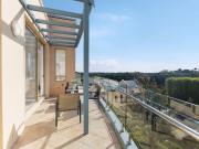 Light Filled Top Floor Apartment in Prestigious...