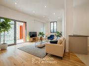 Lignes fifties et terrasse privée: un appartement...