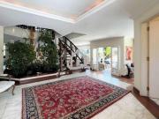 Linda casa clássica, imponente e integrada, com ótimos...