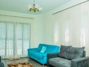 Linda casa com 5 quartos, 5 banheiros e uma área verde...