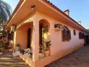 Linda casa com amplo pátio e localizada no bairro em Camobi