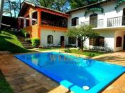LINDA CASA COM ÁREA VERDE E PISCINA – GRANJA VIANNA!