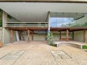 Linda casa com bom terreno em rua fechada