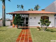 Linda casa com jardim!