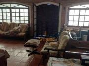 Linda casa com móveis rústicos na cidade do Embu das...