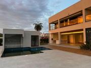 LINDA CASA COM PISCINA NO COND. GRAN ROYALLE