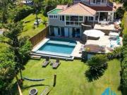 Linda casa com vista espetacular do mar. Área de lazer...