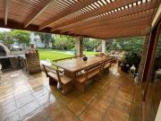 Linda casa con amplio jardín, estilo rústico y acogedor