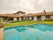 Linda casa con gran jardín ubicada en calle tranquila