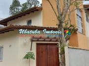 Linda casa condomínio fechado com 03 dormitórios e piscina