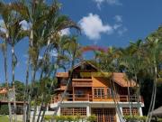 Linda casa contemporânea em condomínio. 3 pavimentos...