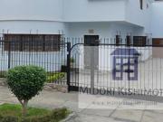 Linda Casa de 3 pisos en Calle Cerrada