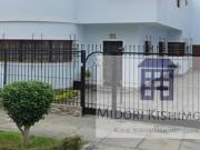 Linda Casa de 3 pisos en Calle Cerrada