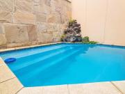 LINDA CASA DE 5 DORMITORIOS CON PISCINA EN MARGINAL DE...