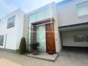 Linda Casa de AT. 350m2 en Condominio en Venta – Sol de...