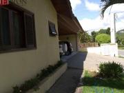 Linda casa de condomínio á venda em Arujá!