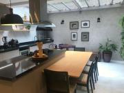 Linda casa de condomínio em rua fechada em localização...