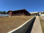 Linda casa de madeira em condomínio fechado na cidade de...