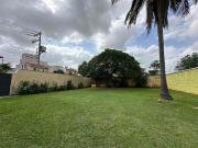 Linda casa de un solo nivel con amplio jardín