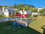 Linda casa em Condomínio