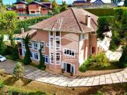 Linda casa em Condomínio