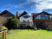 Linda casa em Condomínio