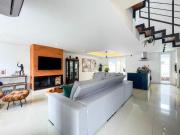 Linda casa em condomínio fechado, com 223m2 e pátio com...