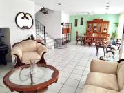 Linda casa en Privada Arboledas a un lado del Holiday...