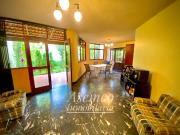 LINDA CASA EN VENTA CON AMPLIO JARDIN Y TERRAZA EN URB....