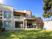 Linda casa, excelente condiciones frente al parque Lomas...