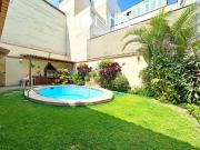 LINDA CASA FRENTE A PARQUE