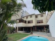 Linda casa frente a Parque con piscina, cerca a Wong de...