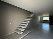 Linda casa geminada em lote com 180m2 no bairro Planalto