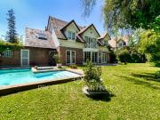 Linda casa Georgian en condominio con amplio jardín