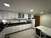 Linda Casa no Ahú com 336m² úteiS, 4 suítes 01 no térreo...