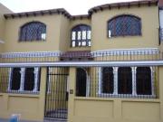 ¡Linda casa totalmente remodelada y lista para mudarse!