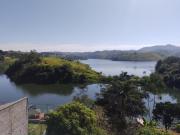 LINDA CHÁCARA Á BEIRA DA REPRESA DE IGARATÁ PÉ NA AGUA...